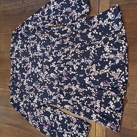 Lane Bryant Navy Surplice Front Floral Peplum Blouse - Picture 5 of 5